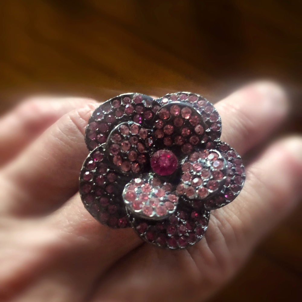 GUESS PINK Bling Flower Ring. 💗